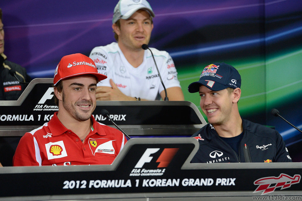Fernando Alonso y Sebastian Vettel sonríen en la rueda de prensa