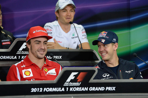 Fernando Alonso y Sebastian Vettel sonríen en la rueda de prensa