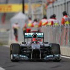 Michael Schumacher en el pit-lane del circuito de Corea