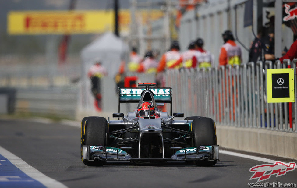 Michael Schumacher en el pit-lane del circuito de Corea