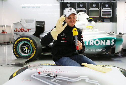 Nico Rosberg sonríe durante un reportaje para la TV alemana