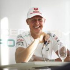 Michael Schumacher sonríe mientras atiende a la prensa en Corea