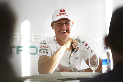 Michael Schumacher sonríe mientras atiende a la prensa en Corea