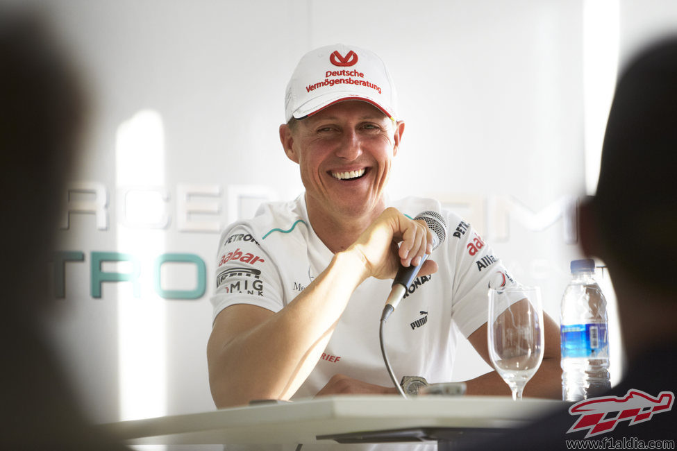 Michael Schumacher sonríe mientras atiende a la prensa en Corea