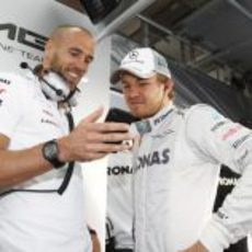 Nico Rosberg con su ingeniero en el box de Mercedes