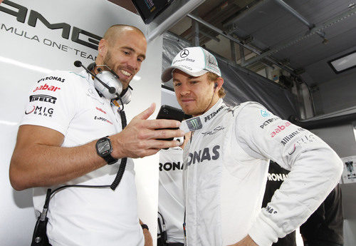 Nico Rosberg con su ingeniero en el box de Mercedes