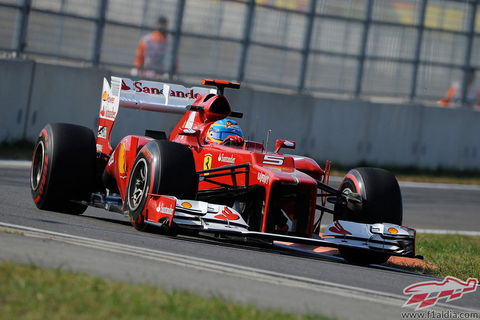 Fernando Alonso rueda en el circuito coreano de Yeongam