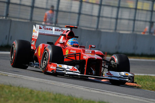 Fernando Alonso rueda en el circuito coreano de Yeongam