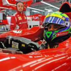 Felipe Massa observa la actividad desde el F2012