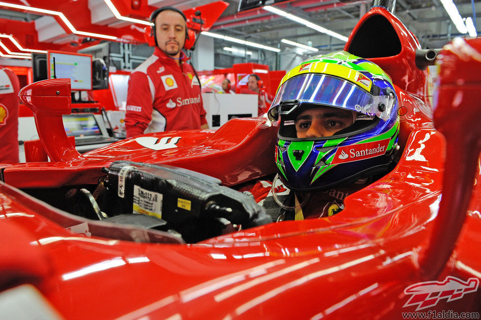 Felipe Massa observa la actividad desde el F2012