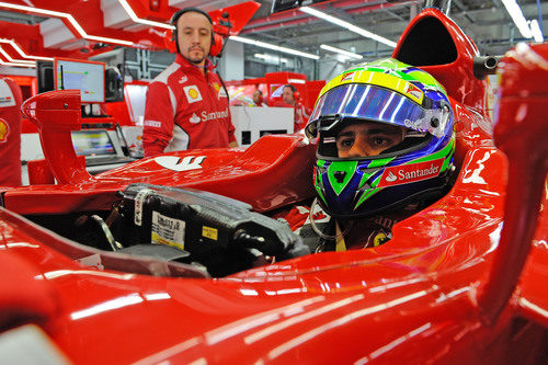 Felipe Massa observa la actividad desde el F2012