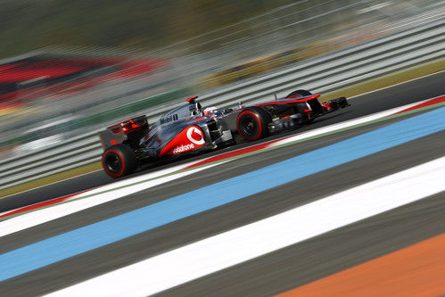 Jenson Button exprime el MP4-27 en el circuito de Yeongam