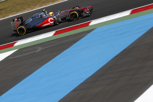 Lewis Hamilton conduce el MP4-27 en Corea