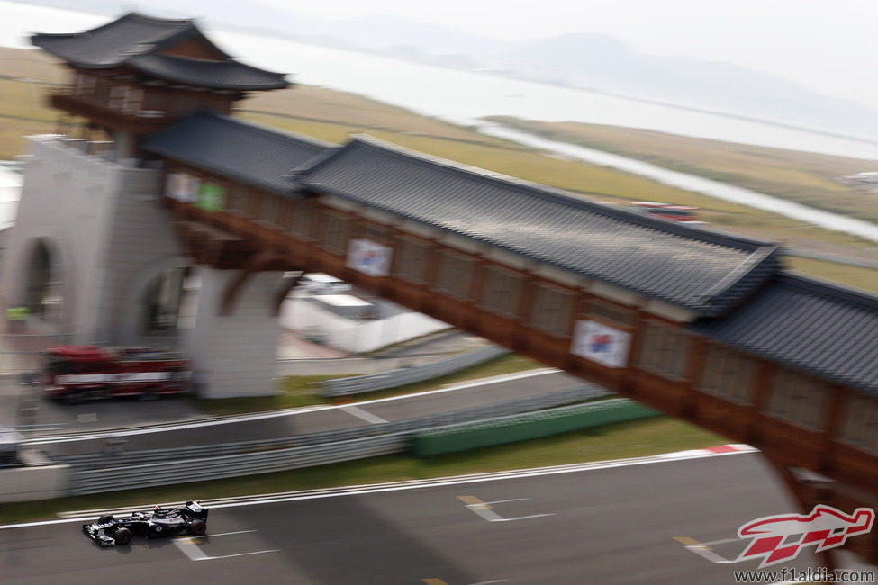 Pastor Maldonado en la recta de meta del circuito de Corea