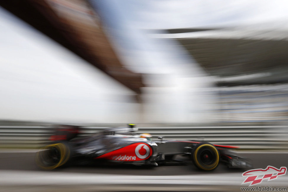 Lewis Hamilton entra en el pit-lane del circuito de Yeongam
