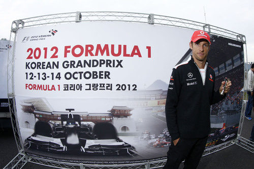Jenson Button posa ante un cartel promocional del GP de Corea