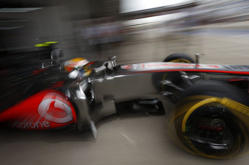 Lewis Hamilton sale de boxes en la clasificación de Corea 2012