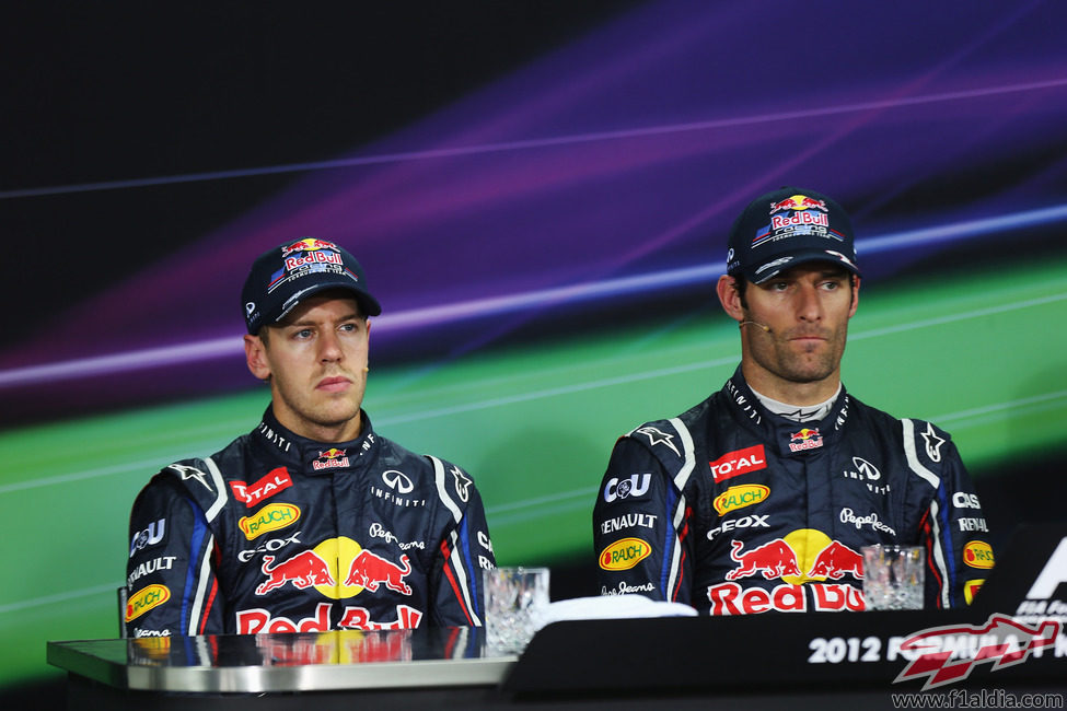 Mark Webber y Sebastian Vettel en la rueda de prensa