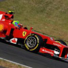 Felipe Massa pilota su Ferrari en los terceros libres