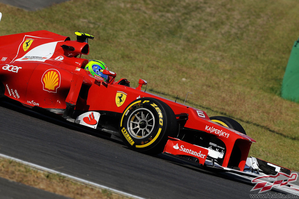 Felipe Massa pilota su Ferrari en los terceros libres