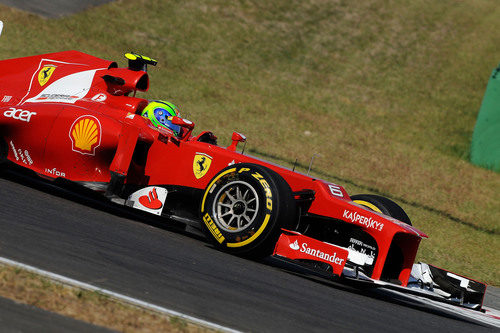 Felipe Massa pilota su Ferrari en los terceros libres