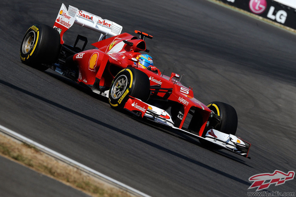 Fernando Alonso con el F2012 en el circuito de Corea