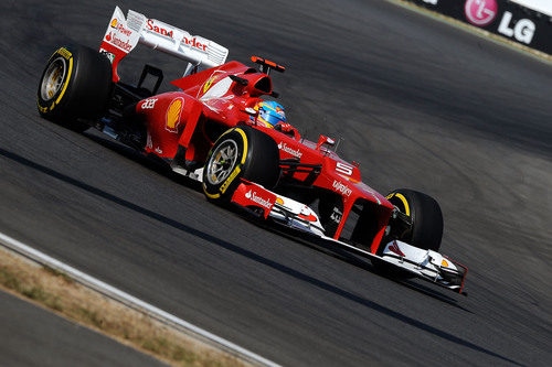 Fernando Alonso con el F2012 en el circuito de Corea