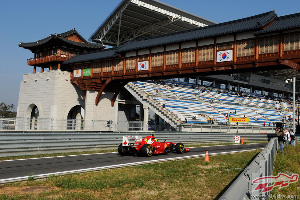 Felipe Massa regresa a boxes en el circuito de Corea