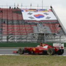 Fernando Alonso pasa junto a una grada prácticamente vacía en Corea