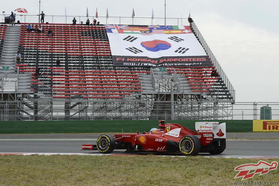 Fernando Alonso pasa junto a una grada prácticamente vacía en Corea