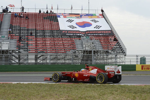 Fernando Alonso pasa junto a una grada prácticamente vacía en Corea