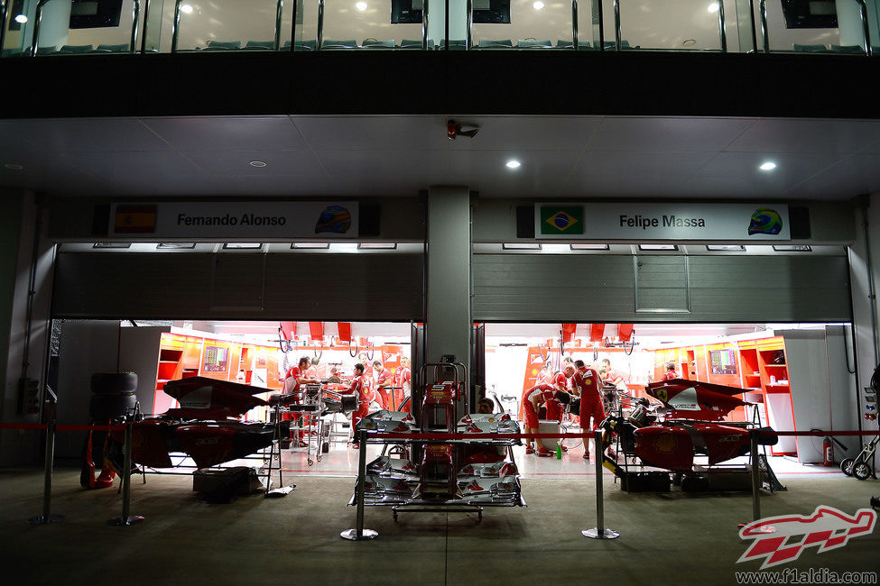 Los mecánicos de Ferrari trabajan de noche en sus monoplazas