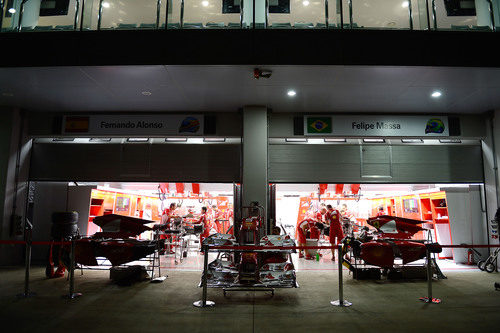 Los mecánicos de Ferrari trabajan de noche en sus monoplazas