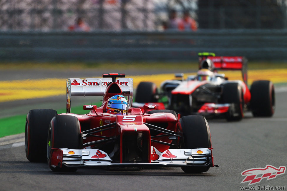 Fernando Alonso por delante de Lewis Hamilton en Corea 2012