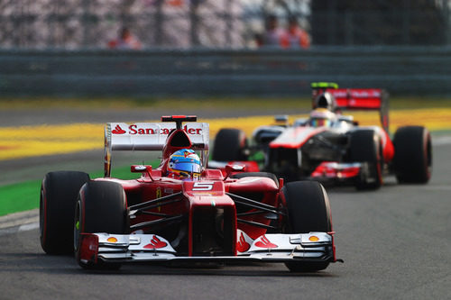 Fernando Alonso por delante de Lewis Hamilton en Corea 2012