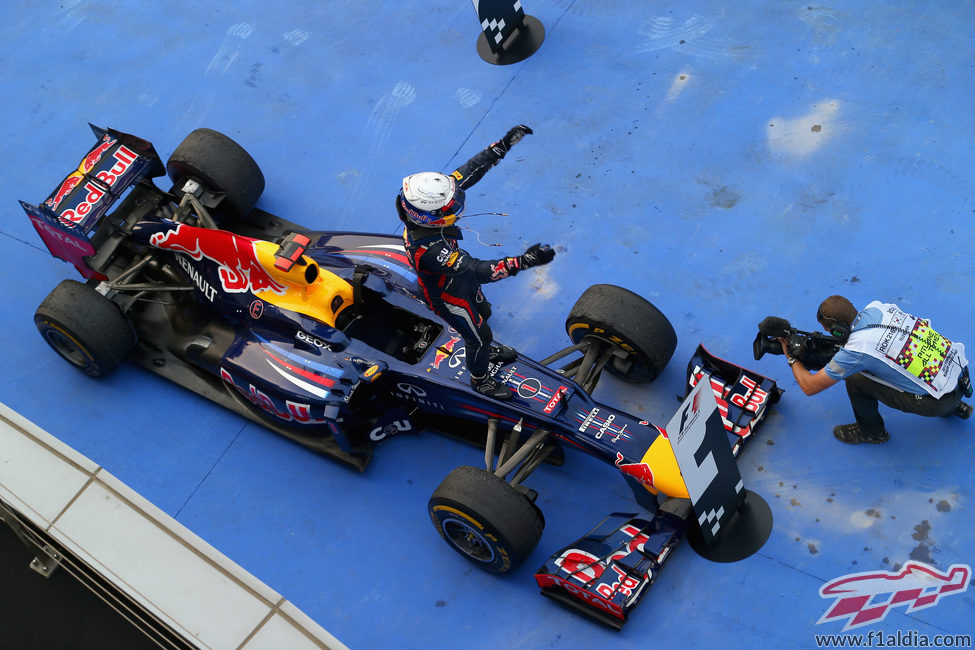 Vettel celebra su victoria en el GP de Corea 2012