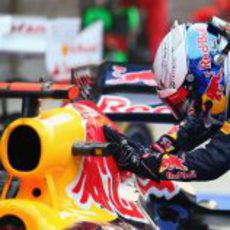 Sebastian Vettel acaricia su Red Bull en Corea