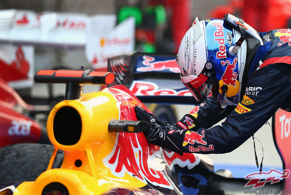 Sebastian Vettel acaricia su Red Bull en Corea