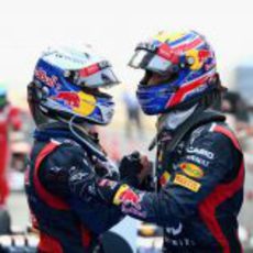 Vettel y Webber se abrazan tras el doblete en Corea 2012