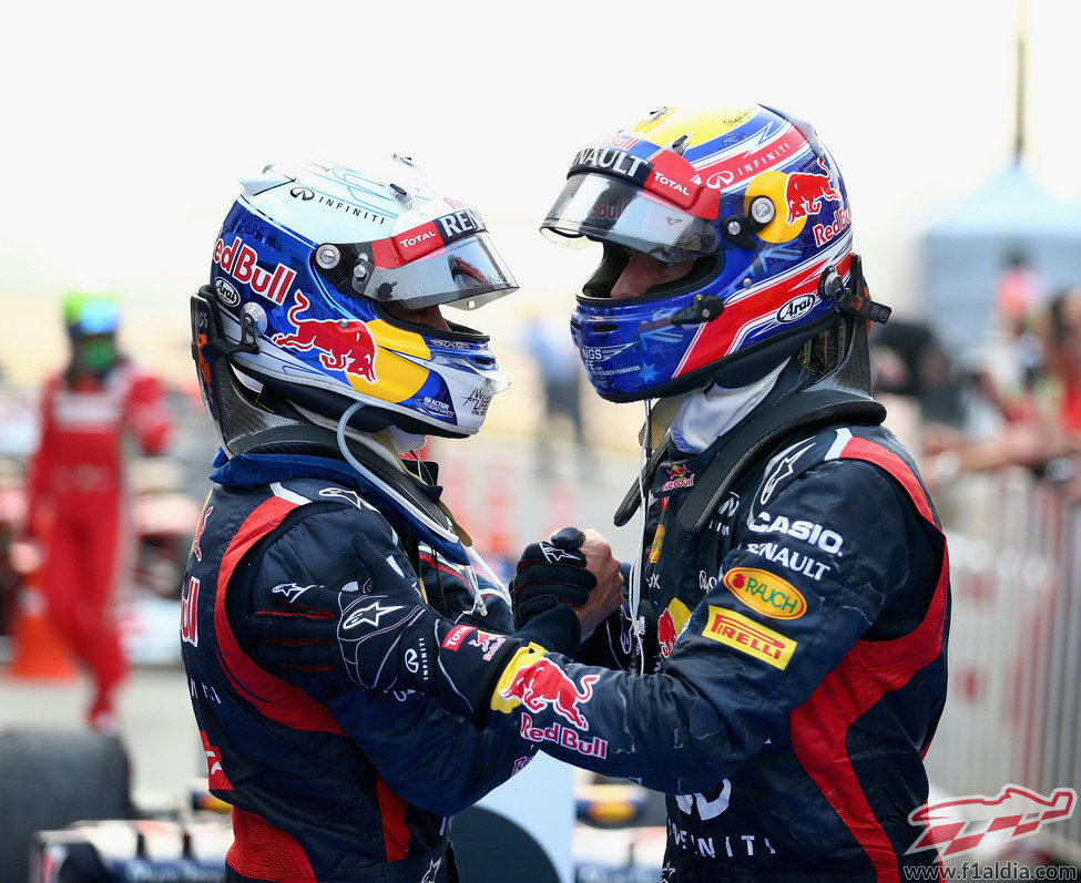 Vettel y Webber se abrazan tras el doblete en Corea 2012