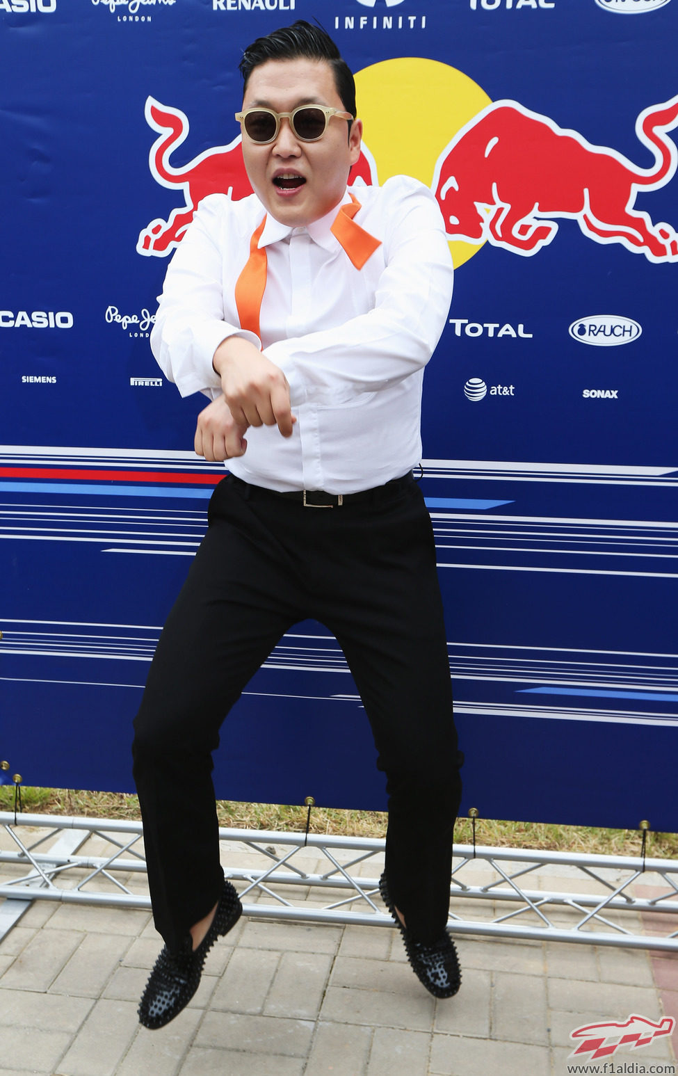 PSY con Red Bull en el GP de Corea 2012