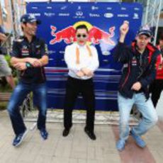 Webber y Vettel bailan en 'Gangnam Style' en Corea junto a PSY