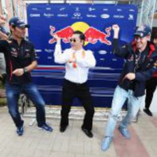 Vettel y Webber dándolo todo con PSY en Corea