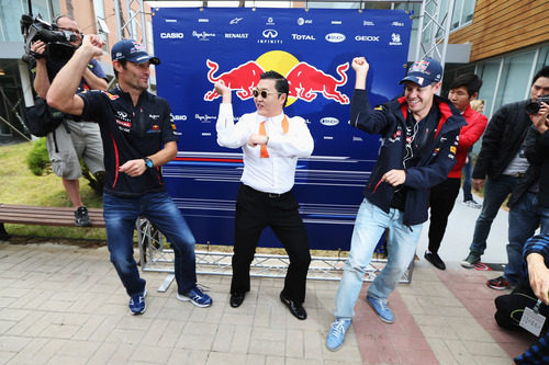 Vettel y Webber dándolo todo con PSY en Corea