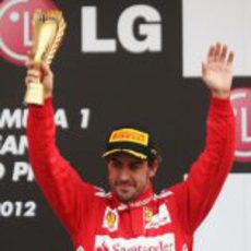 Fernando Alonso levanta su trofeo de tercero en Corea 2012
