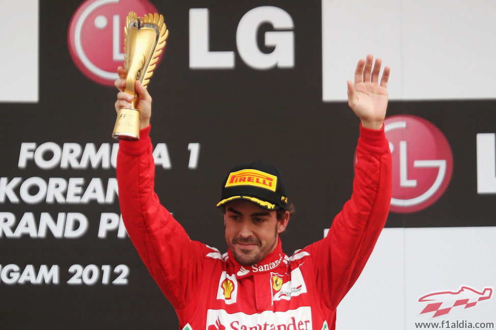 Fernando Alonso levanta su trofeo de tercero en Corea 2012