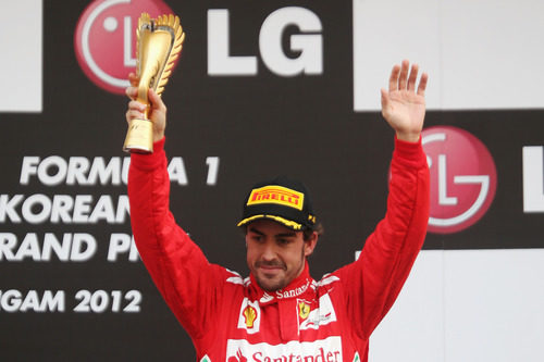 Fernando Alonso levanta su trofeo de tercero en Corea 2012