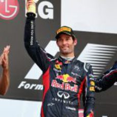 Mark Webber levanta su trofeo de segundo en el GP de Corea 2012