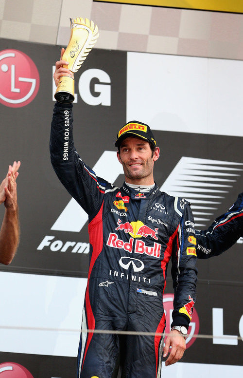 Mark Webber levanta su trofeo de segundo en el GP de Corea 2012