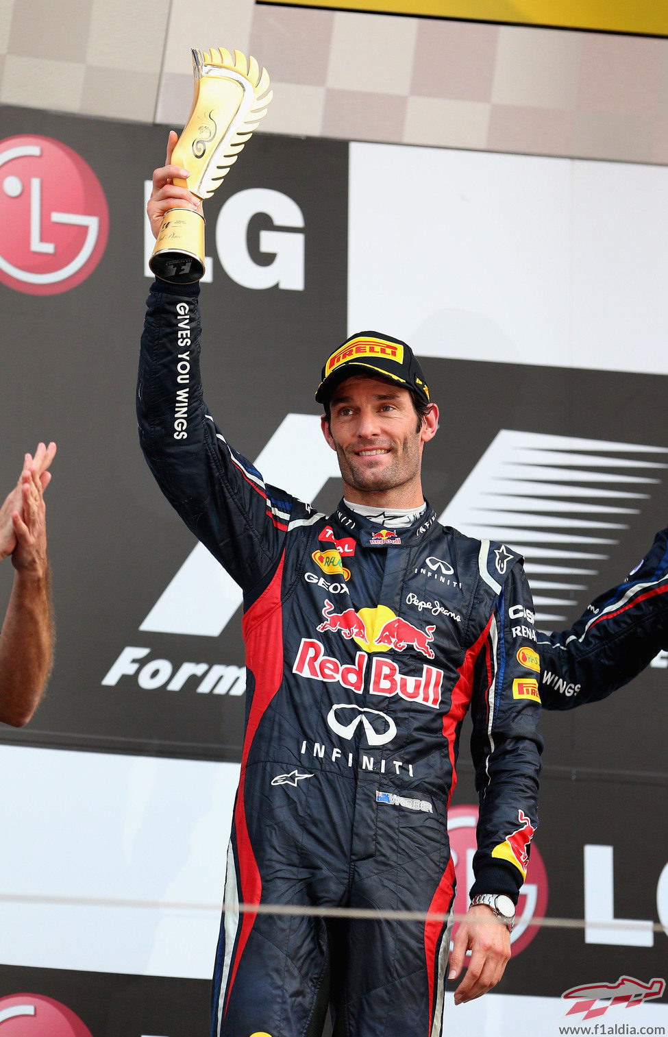 Mark Webber levanta su trofeo de segundo en el GP de Corea 2012